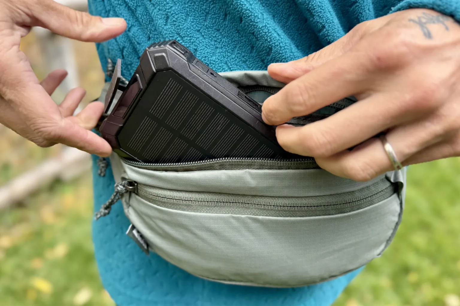 一个带着 REI Co-op Trail 2 腰包的人