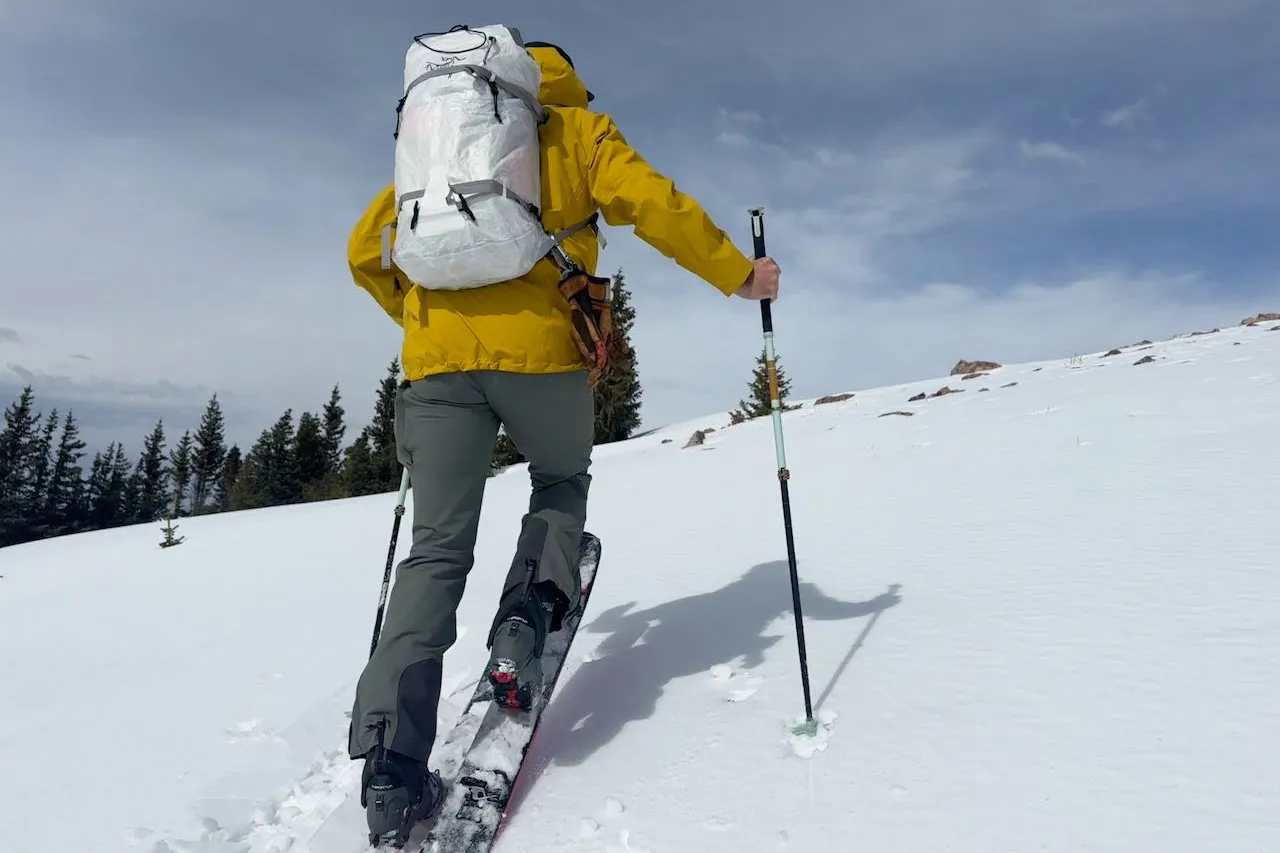在雪地野外滑雪上山时使用的 Alpha SL 背包 在雪地野外滑雪上山时使用的 Alpha SL 背包