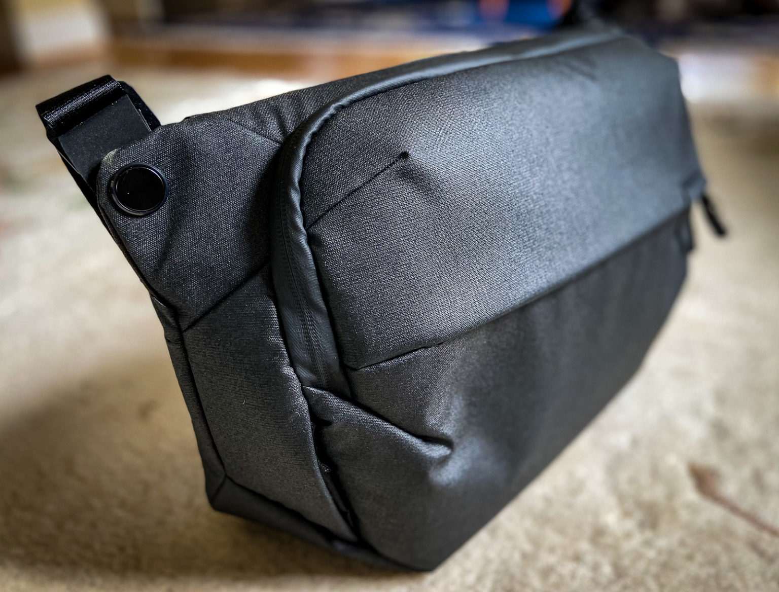 Peak Design Everyday Sling 10L 斜挎包:侧视图 Peak Design Everyday Sling 10L 斜挎包:侧视图