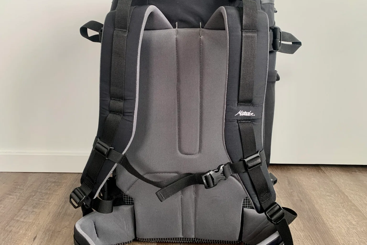 Matador Globerider 45L 背包背面朝下放在内部地板上