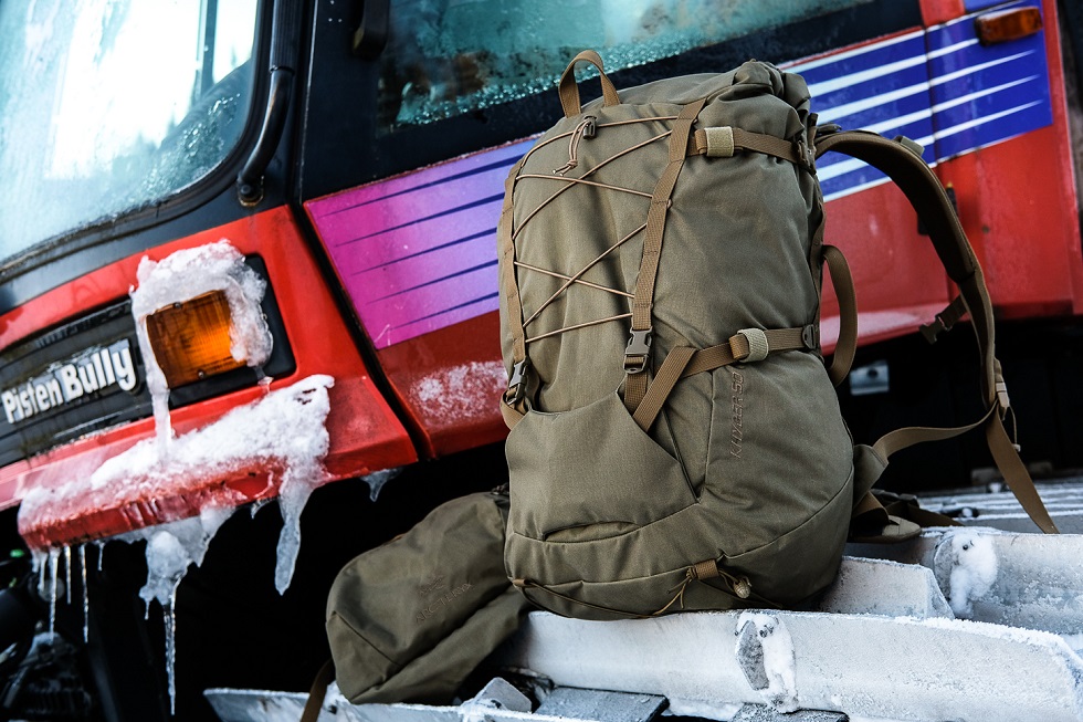 Arc'teryx LEAF Khyber 50 巡逻包:立于汽车旁 Arc'teryx LEAF Khyber 50 巡逻包:立于汽车旁