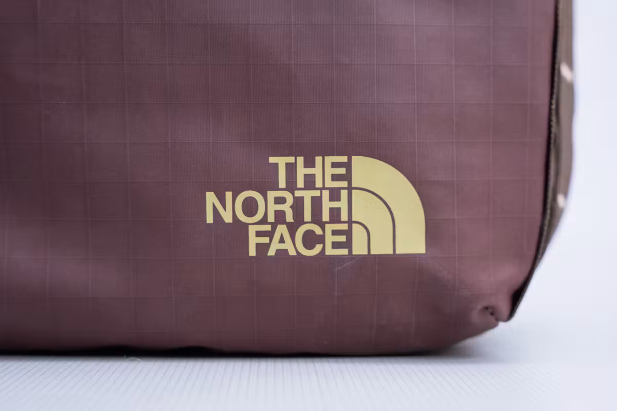 The North Face Base Camp Voyager 旅行背包(35升)品牌标识 The North Face Base Camp Voyager 旅行背包(35升)品牌标识