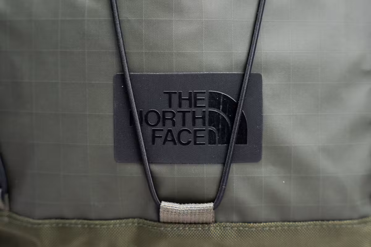 The North Face Base Camp Voyager Pro 轻量级背包品牌标识