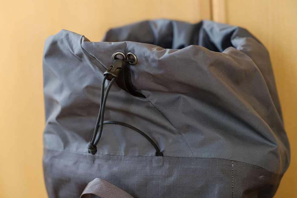 Arc'teryx Alpha FL 40 登山包：顶部抽绳设计