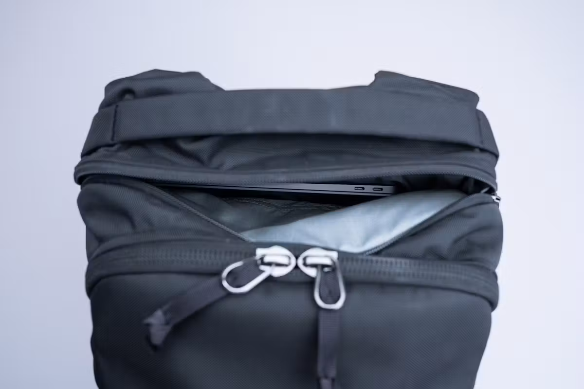 EVERGOODS CIVIC 半拉链 26L (V3) 笔记本电脑包隔层 EVERGOODS CIVIC 半拉链 26L (V3) 笔记本电脑包隔层