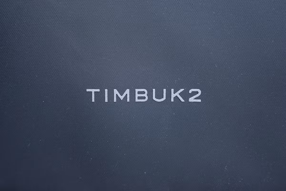 Timbuk2 Copilot 行李箱拉杆品牌标识