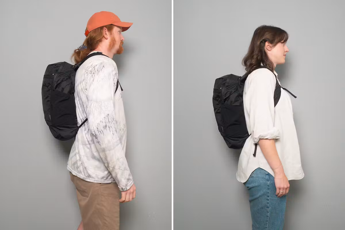 Matador 18L 可折叠背包 双人并排比较 Matador 18L 可折叠背包 双人并排比较