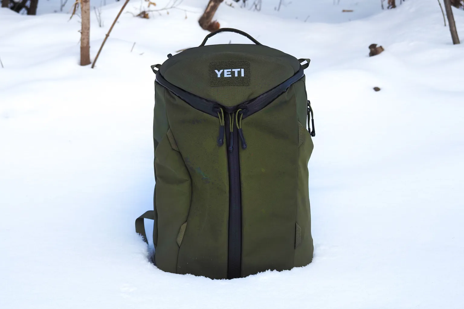Yeti Ranchero 背包立于雪地 Yeti Ranchero 背包立于雪地