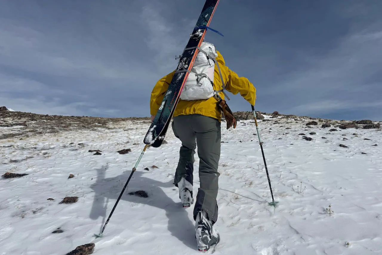 在野外攀登时背着的 Arc'teryx Alpha SL 背包,上面还装着滑雪板。 在野外攀登时背着的 Arc'teryx Alpha SL 背包,上面还装着滑雪板。