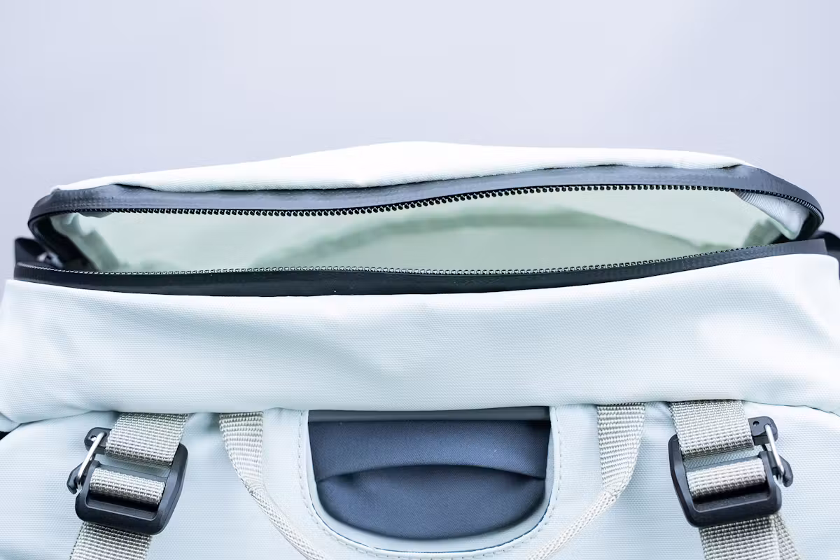 YETI Skala 40L 背包顶部拉链口袋