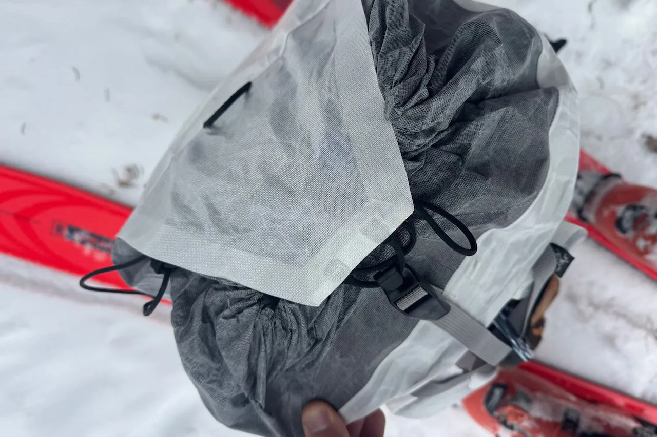 在雪地滑雪之旅中,Alpha SL 背包的抽绳开口和顶部翻盖都采用了这种设计。 在雪地滑雪之旅中,Alpha SL 背包的抽绳开口和顶部翻盖都采用了这种设计。