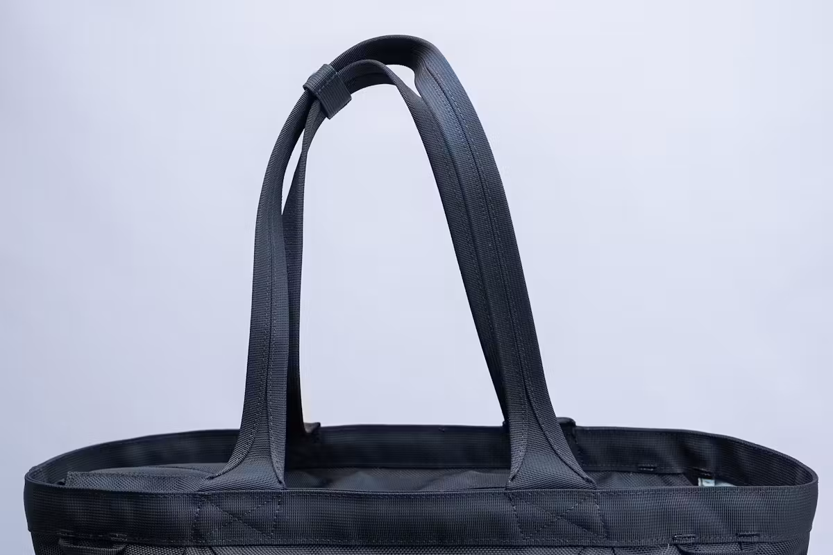 Aer Gym Tote 2 提手特写 Aer Gym Tote 2 提手特写