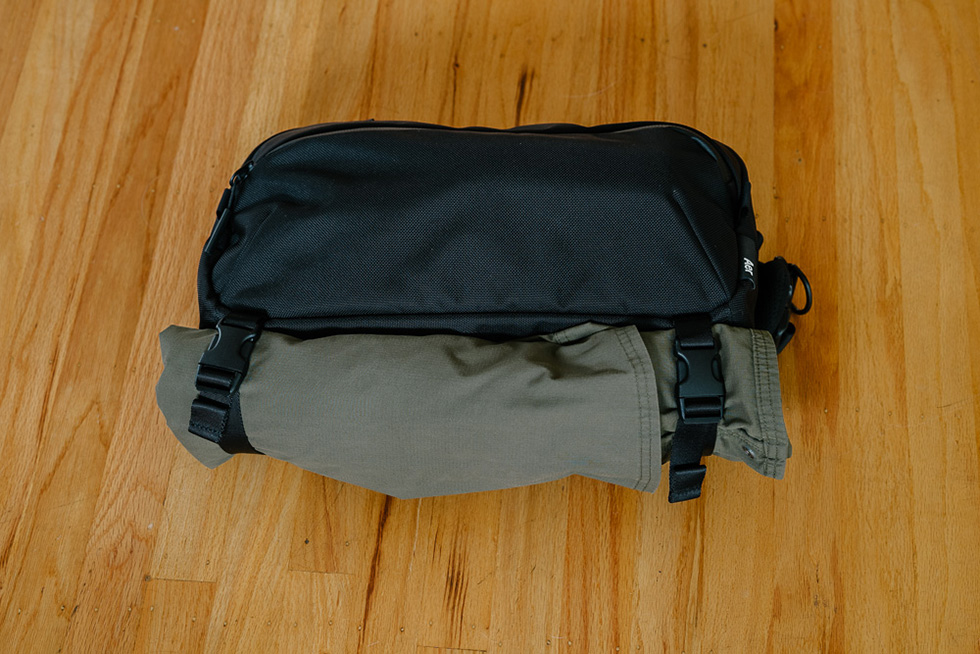 Aer Travel Sling 2 斜挎包:外部固定带 Aer Travel Sling 2 斜挎包:外部固定带