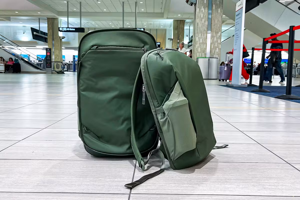 Peak Design 旅行背包二合一在机场 Peak Design 旅行背包二合一在机场