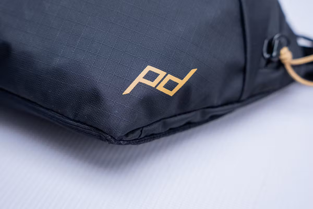 Peak Design 户外单肩包 2L 品牌标识 Peak Design 户外单肩包 2L 品牌标识