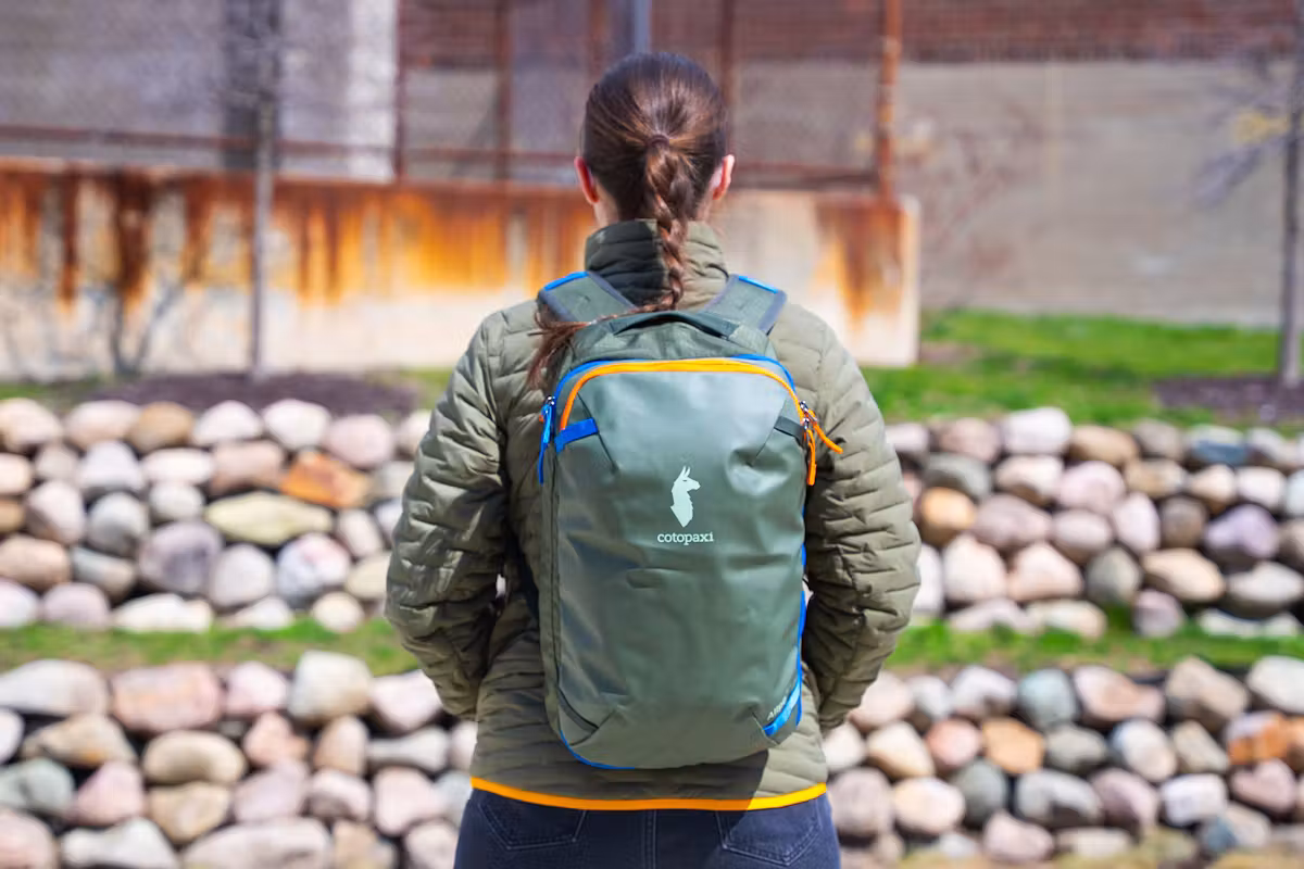 Cotopaxi Allpa 迷你 20L 旅行包后视图 Cotopaxi Allpa 迷你 20L 旅行包后视图