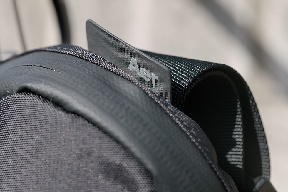 Aer Day Sling 3 斜挎包:品牌标识 Aer Day Sling 3 斜挎包:品牌标识