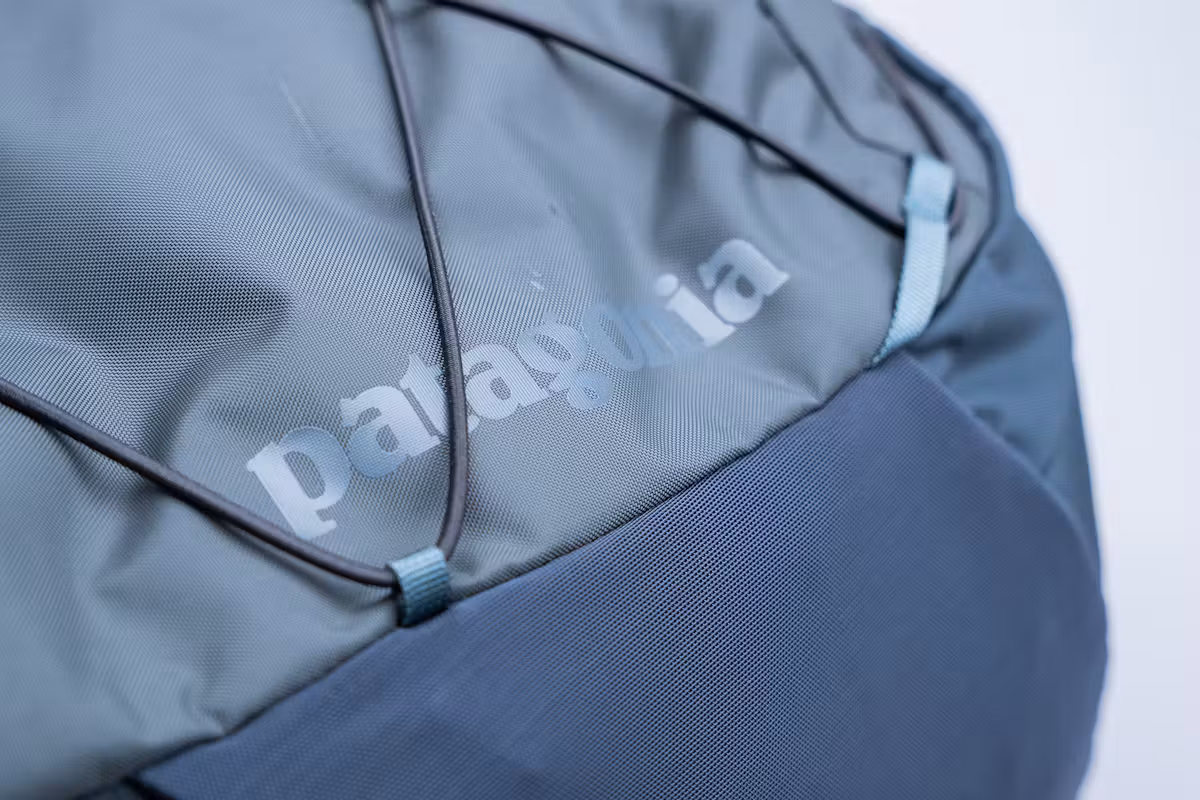 Patagonia Refugio Daypack 30L 品牌标识 Patagonia Refugio Daypack 30L 品牌标识