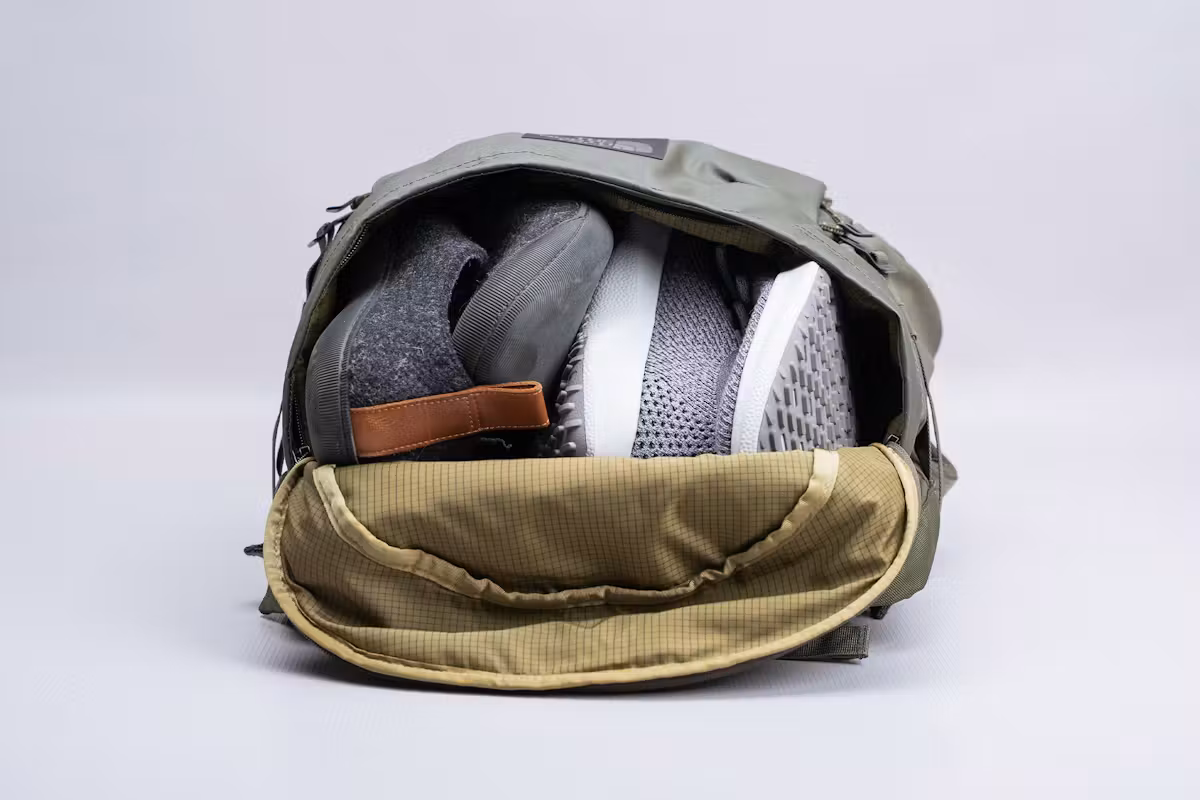 The North Face Base Camp Voyager Pro 旅行背包鞋仓