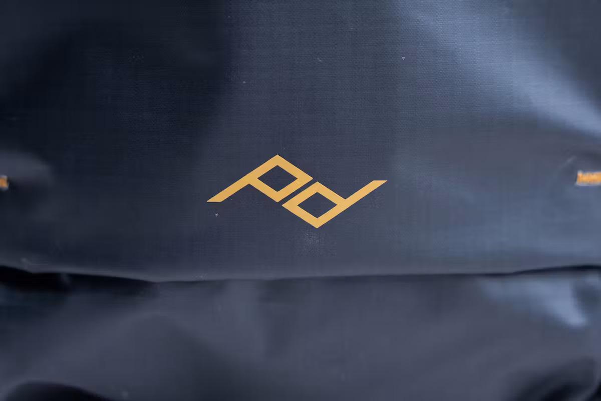 Peak Design 户外背包 45L 品牌标识 Peak Design 户外背包 45L 品牌标识