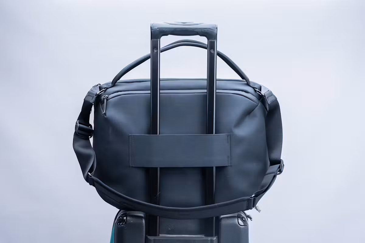 Peak Design 25L 周末旅行包配有行李箱拉杆穿过带 Peak Design 25L 周末旅行包配有行李箱拉杆穿过带