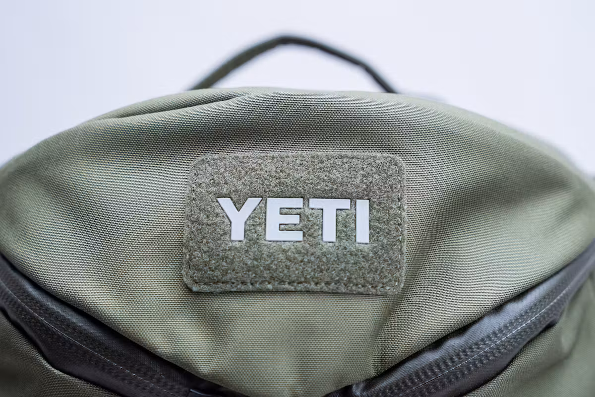YETI Ranchero 27L 背包品牌标识 YETI Ranchero 27L 背包品牌标识