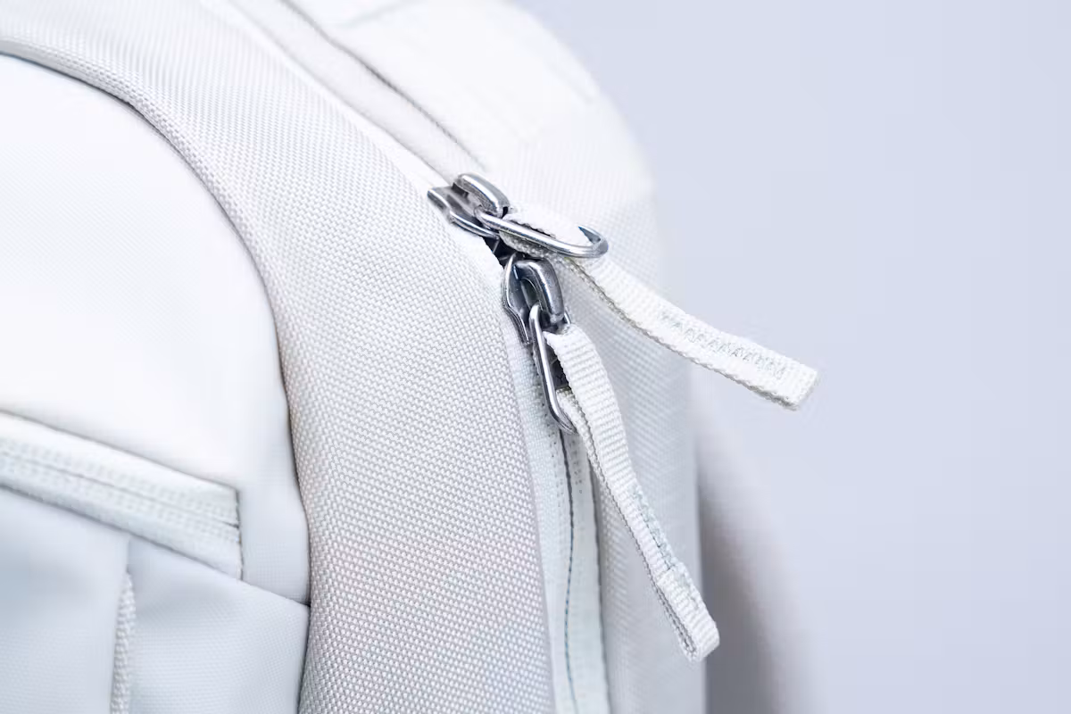 Cotopaxi Allpa 18L 背包拉链