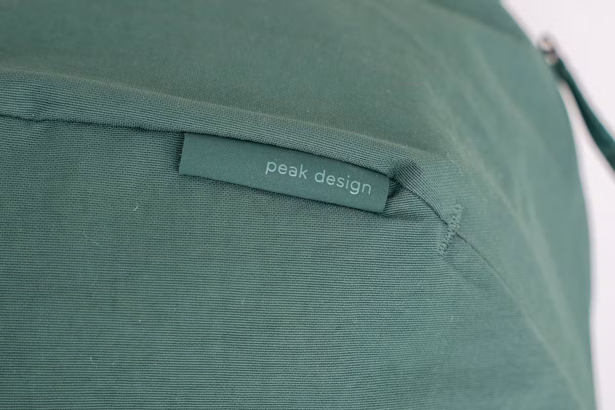 Peak Design City 背包 22L 品牌标识 Peak Design City 背包 22L 品牌标识