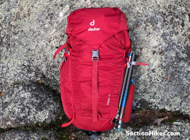Deuter Trail 30 是一款流线型日用背包,带有顶盖。 Deuter Trail 30 是一款流线型日用背包,带有顶盖。