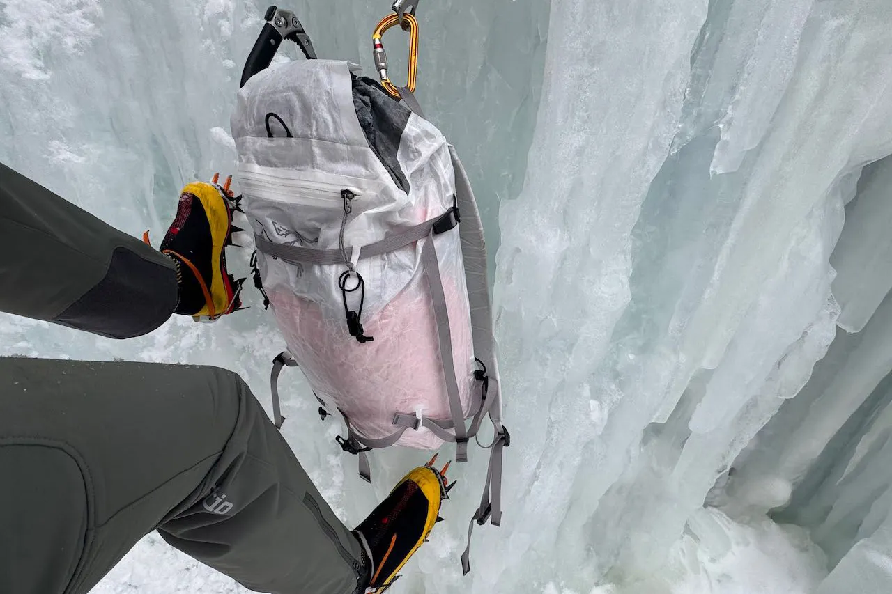 在冰雪路线上行进时背着的 Arc'teryx 登山背包 在冰雪路线上行进时背着的 Arc'teryx 登山背包