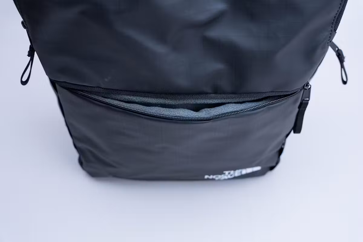 The North Face Base Camp Voyager 日用背包(26升)前袋 The North Face Base Camp Voyager 日用背包(26升)前袋