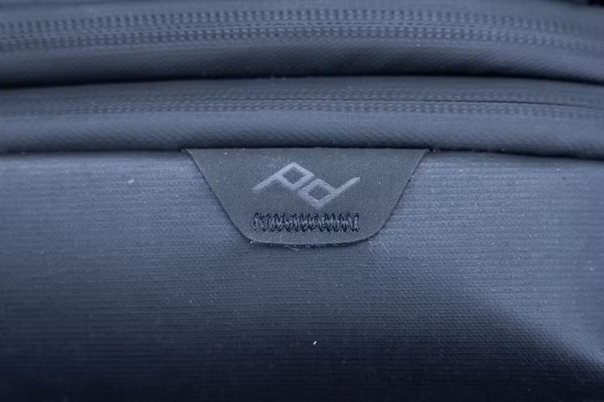Peak Design Roller Pro Carry-On 品牌标识 Peak Design Roller Pro Carry-On 品牌标识