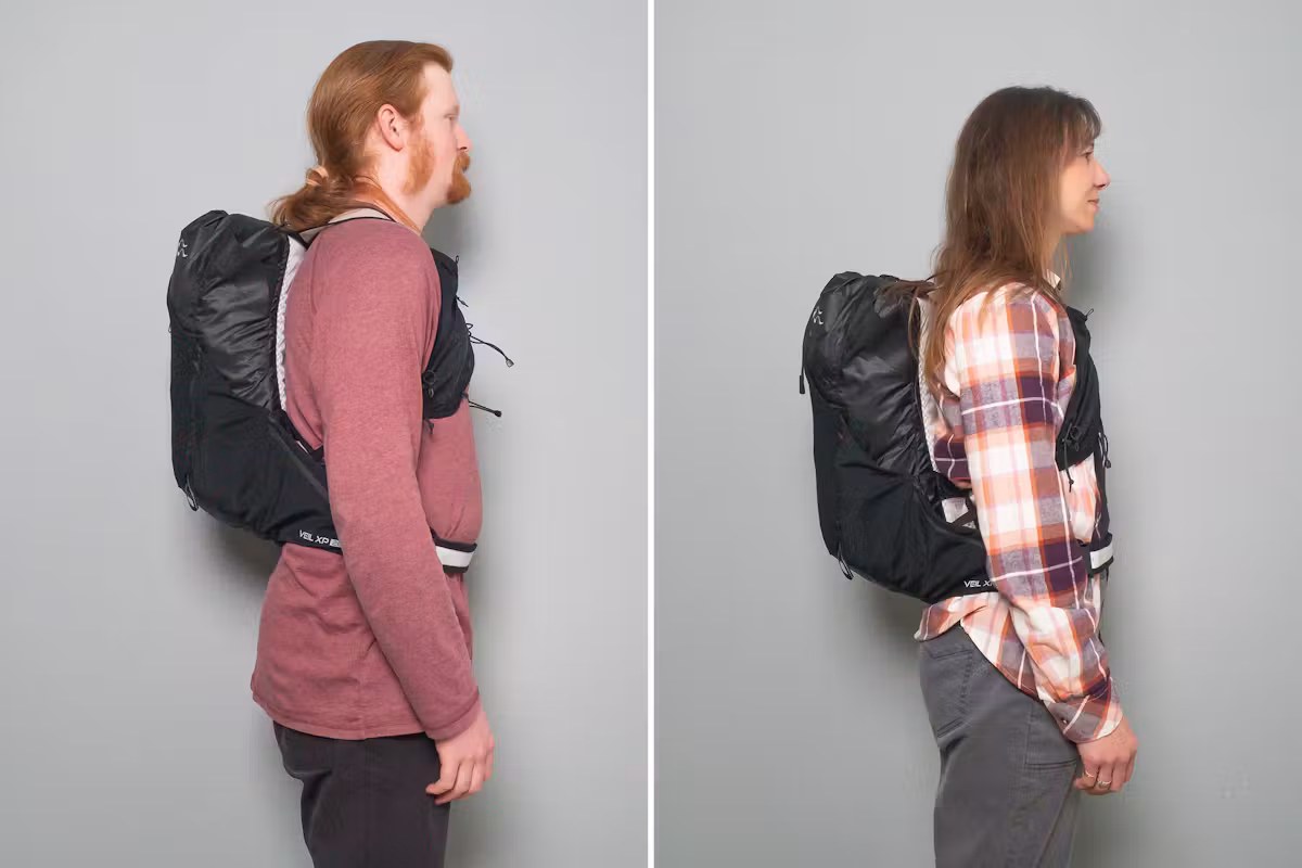 Rab Veil XP 20L 防水背包双人并排摆比较