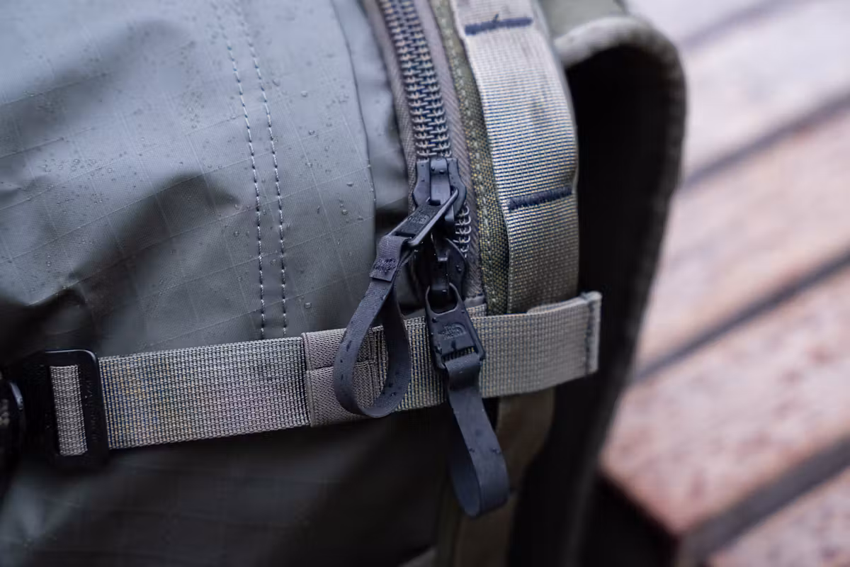 The North Face Base Camp Voyager Pro 旅行背包拉链
