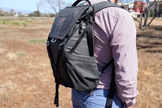 Peak Design Everyday Backpack 20L 日用背包:侧视图 Peak Design Everyday Backpack 20L 日用背包:侧视图