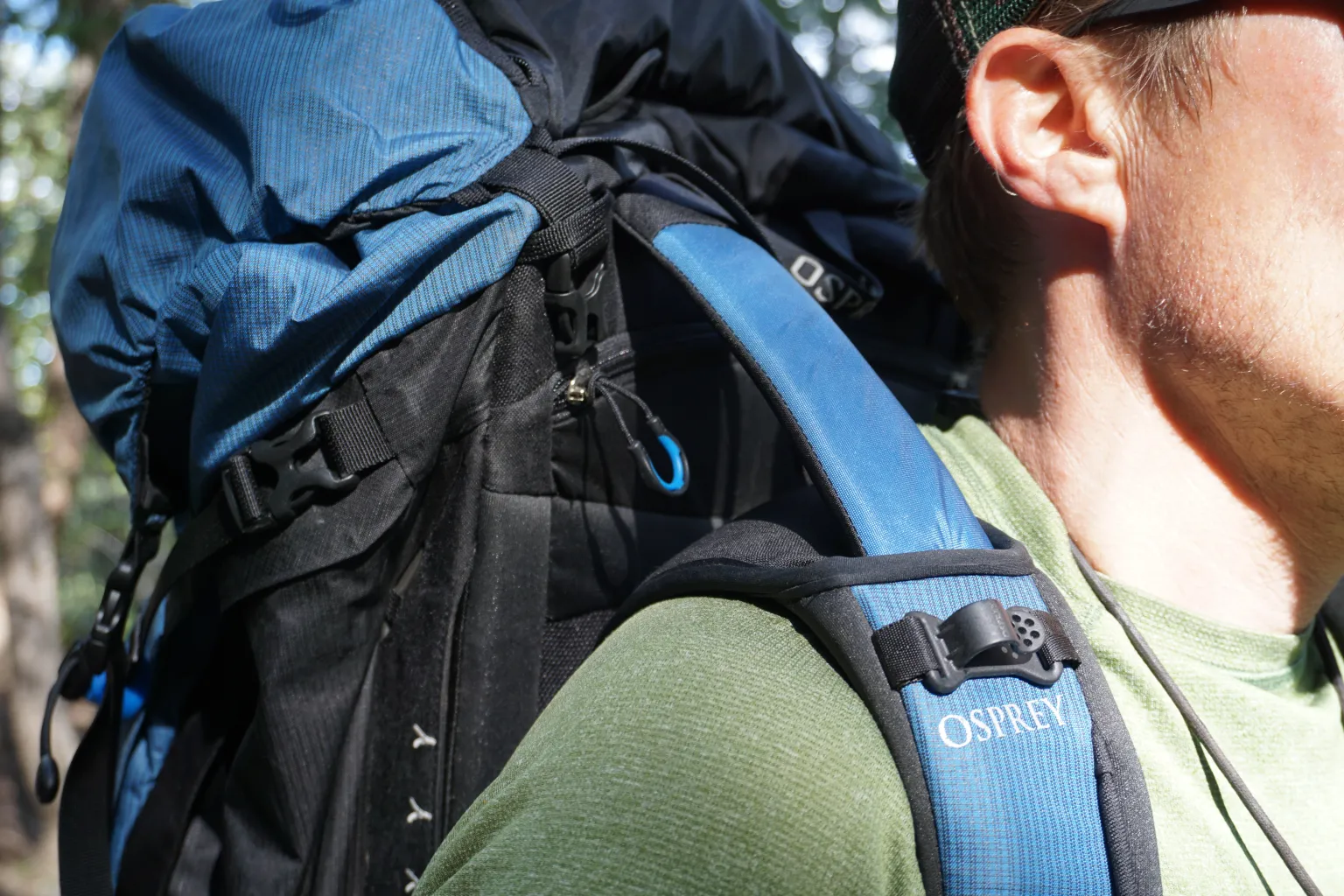 肖恩·麦考伊背着Osprey UNLTD背包在科罗拉多州徒步旅行