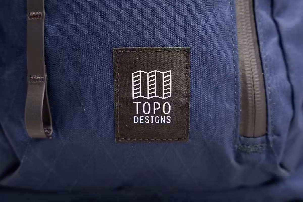 Topo Designs Global Pro 背包标志