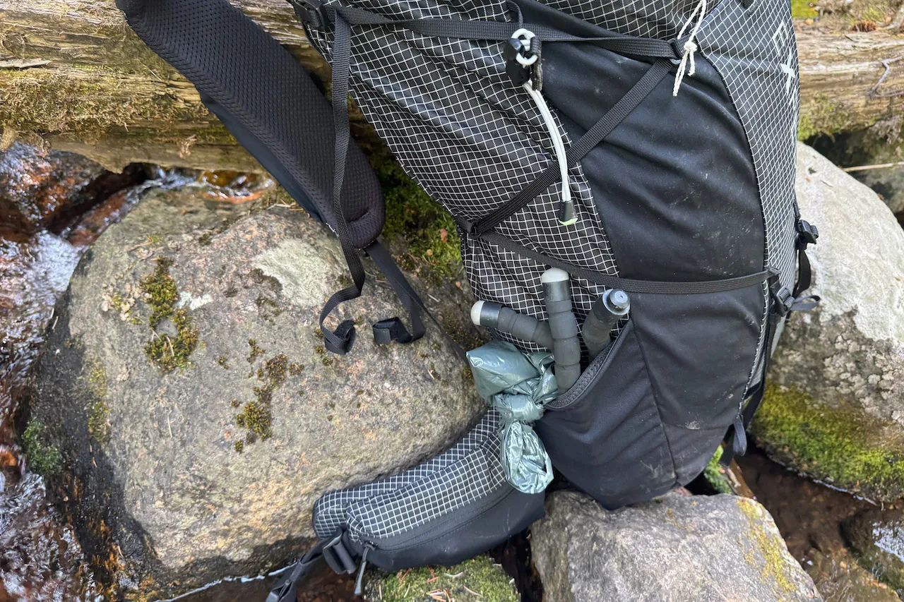 登山杖手柄收纳在登山背包的侧袋中 登山杖手柄收纳在登山背包的侧袋中
