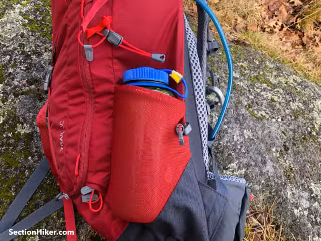 Trail 30 有一个敞开式侧袋和一个拉链式侧袋。 Trail 30 有一个敞开式侧袋和一个拉链式侧袋。