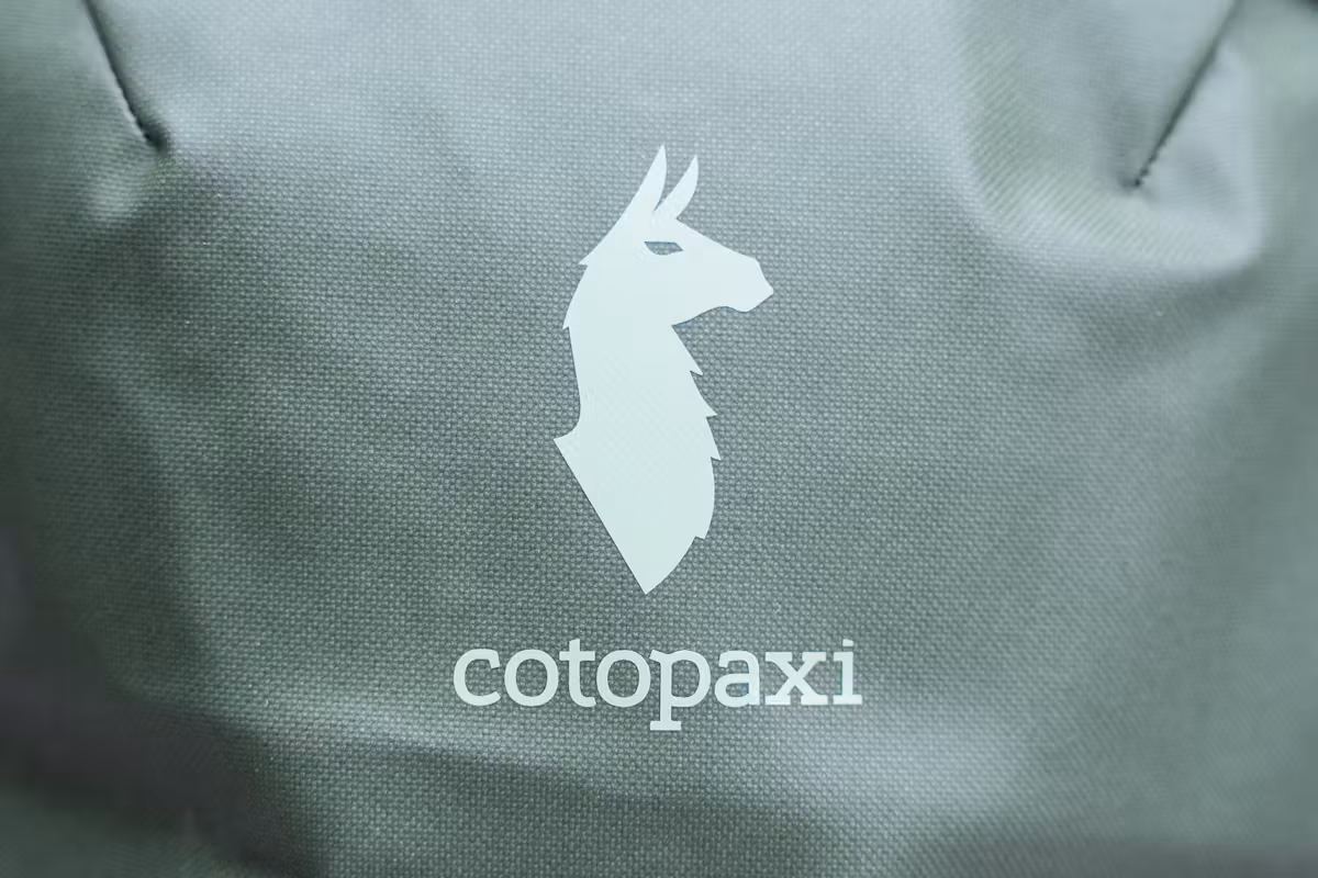 Cotopaxi Allpa 迷你 20L 旅行背包徽标 Cotopaxi Allpa 迷你 20L 旅行背包徽标