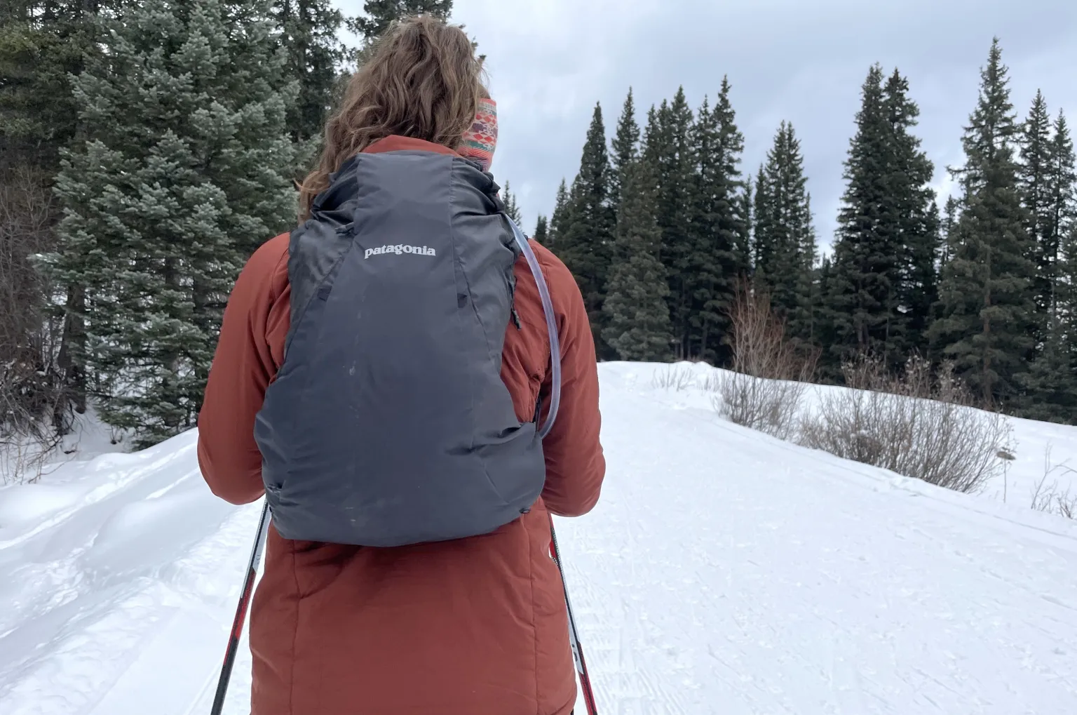 使用 Patagonia Slope Runner Exploration 背包进行越野滑雪。 使用 Patagonia Slope Runner Exploration 背包进行越野滑雪。