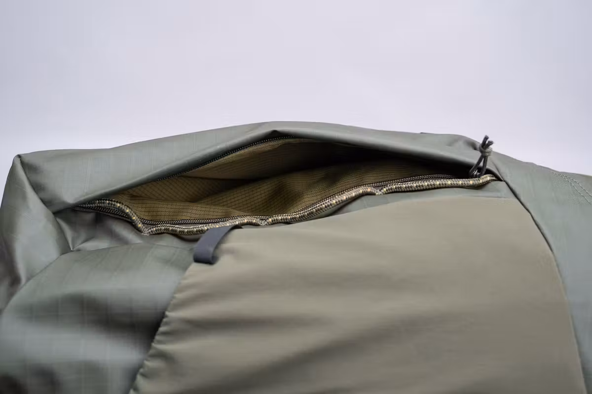 The North Face Base Camp Voyager Pro 旅行背包前袋