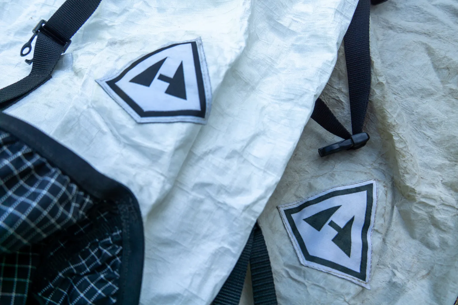 两款 Hyperlite Mountain Gear Southwest 背包并排摆放,展示材质差异。 两款 Hyperlite Mountain Gear Southwest 背包并排摆放,展示材质差异。