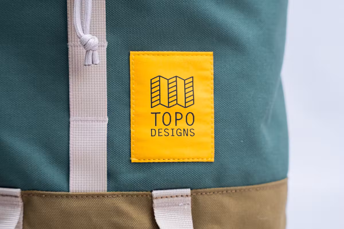 Topo Designs Cosmos 背包品牌标识 Topo Designs Cosmos 背包品牌标识