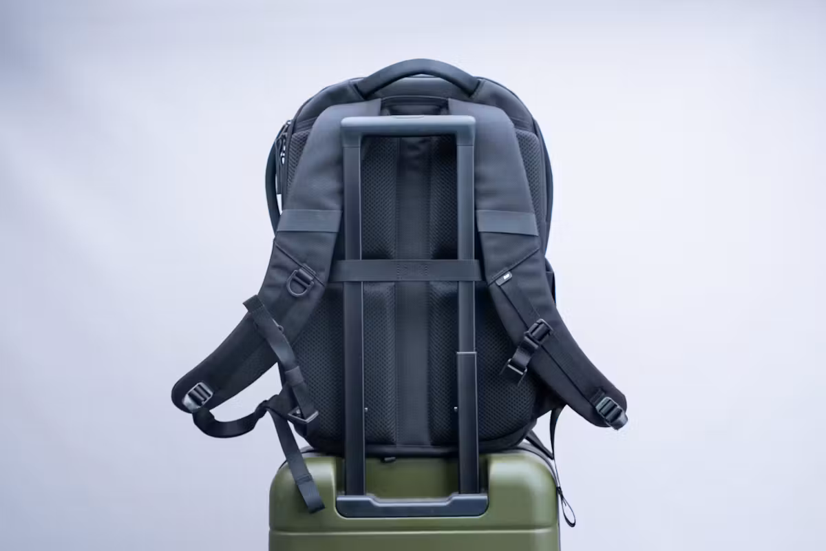Aer City Pack Pro 2 套在行李箱