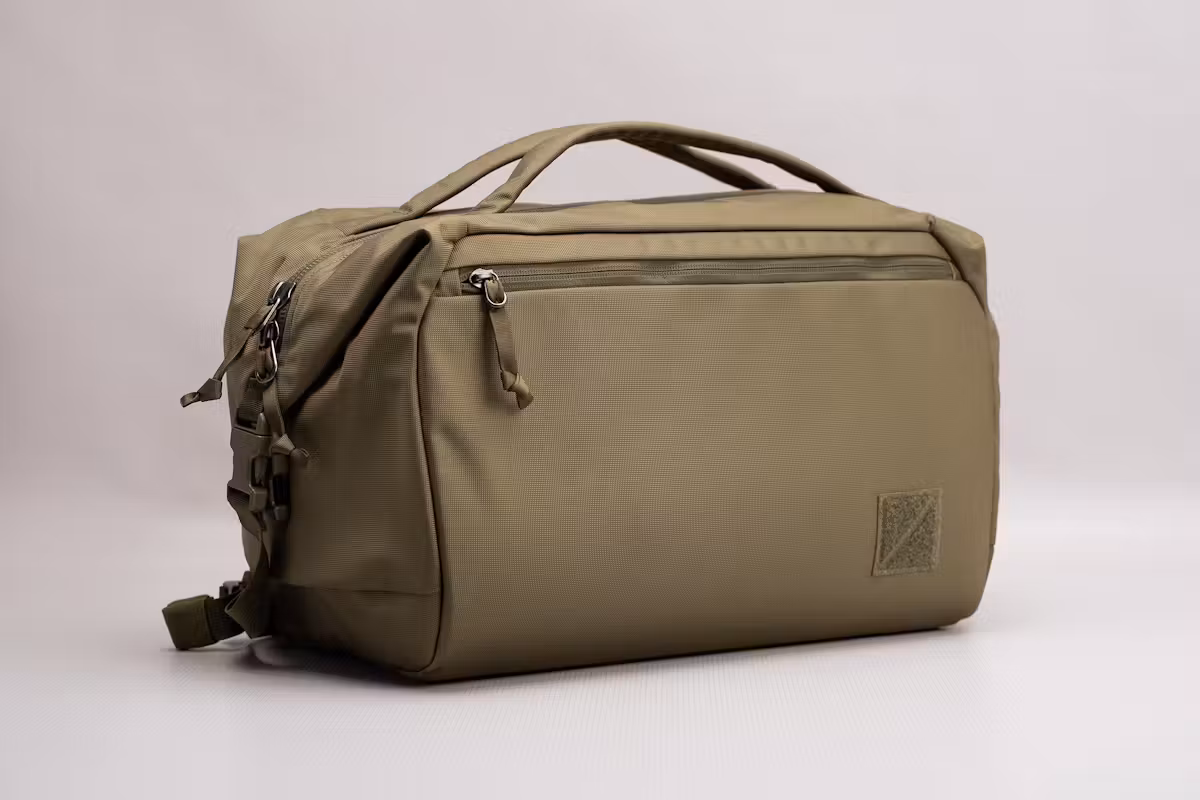 EVERGOODS Transit Duffel 25L 在工作室 EVERGOODS Transit Duffel 25L 在工作室