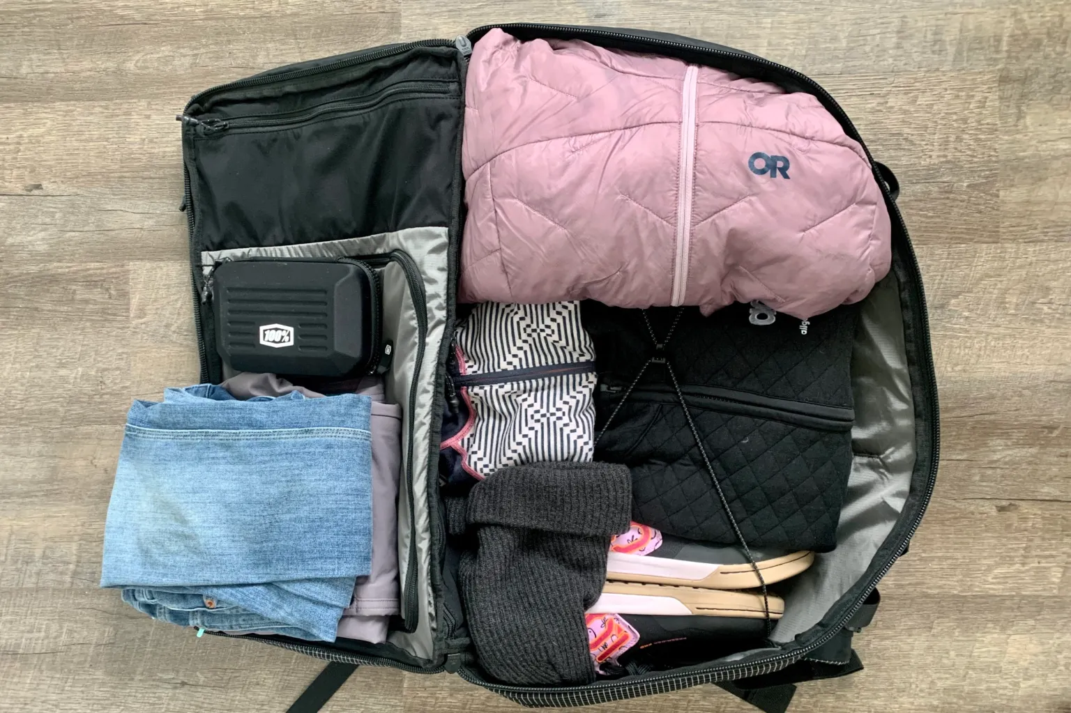 Matador Globerider 45L 背包内部展示了内部装载的各种物品