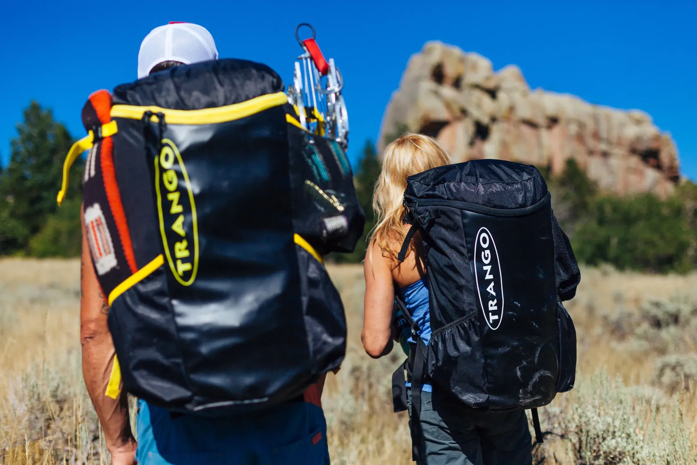 两人,每人背着 Trango Crag Pack 2.0 两人,每人背着 Trango Crag Pack 2.0