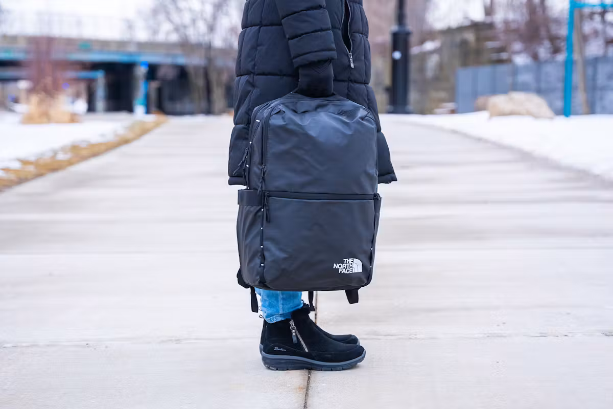 The North Face Base Camp Voyager 日用背包(26升)顶部提手 The North Face Base Camp Voyager 日用背包(26升)顶部提手