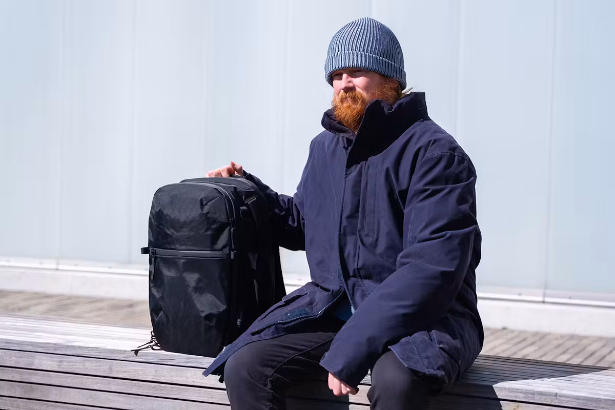 Aer Travel Pack 4 28L 放在长凳上